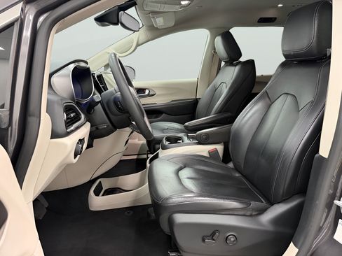 Used 2022 Chrysler Pacifica Touring-L FWD image 10
