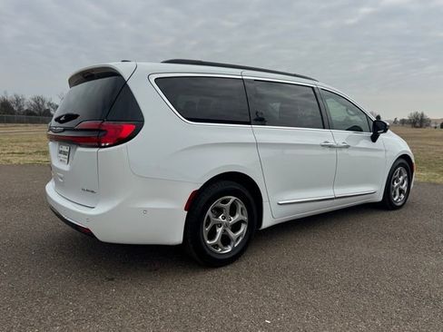 Certified 2023 Chrysler Pacifica Limited image 6