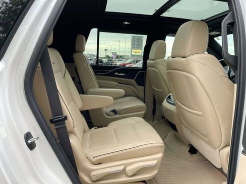 Used 2022 Cadillac Escalade Premium Luxury image 17