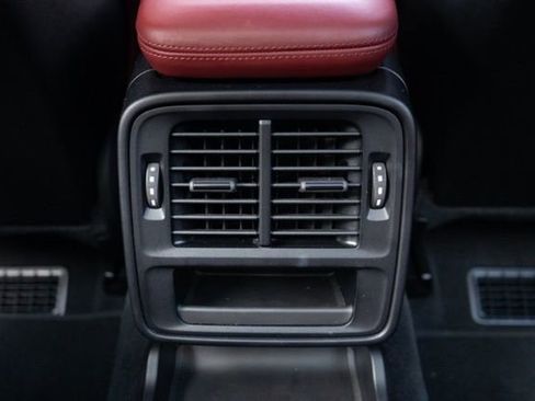 Used 2022 Porsche Taycan image 32