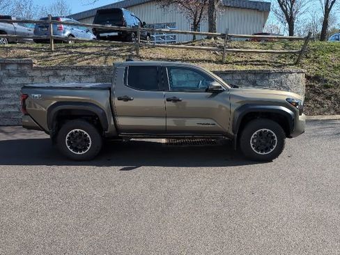 Used 2025 Toyota Tacoma TRD Off-Road AWD/4WD image 2