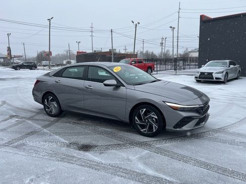 Used 2025 Hyundai Elantra SEL image 2