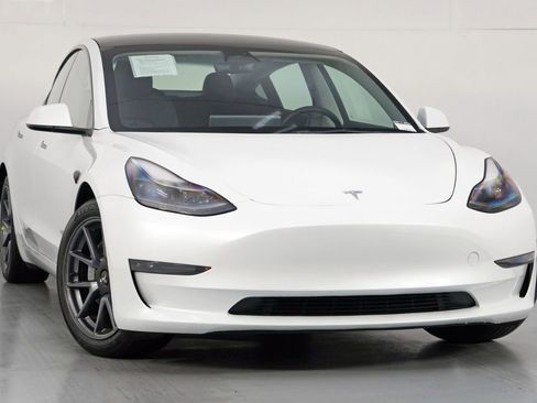 Used 2023 Tesla Model 3 Standard Range image 4