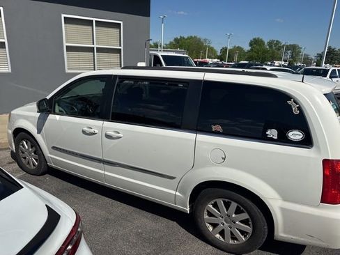 Used 2012 Chrysler Town & Country Touring-L w/ Entertainment Group #2 FWD image 4