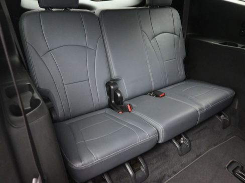 Used 2024 Buick Enclave Premium image 9