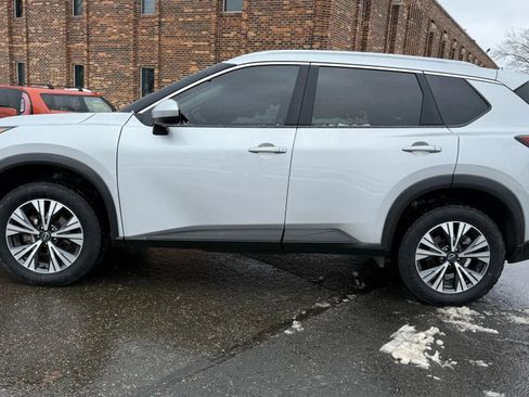 Used 2023 Nissan Rogue SV w/ SV Premium B Package image 5