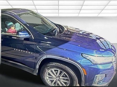Used 2022 Chevrolet Traverse LT image 1