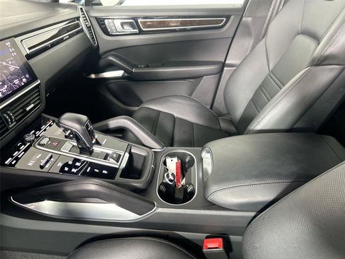 Certified 2022 Porsche Cayenne Turbo AWD/4WD image 30