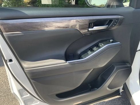 Used 2025 Toyota Highlander Limited AWD/4WD image 17