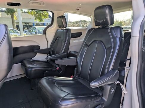 Used 2023 Chrysler Pacifica Touring-L image 13