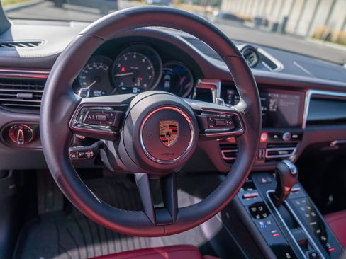 Certified 2026 Porsche Macan AWD/4WD image 14
