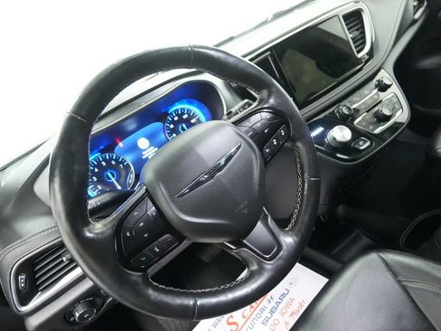 Used 2021 Chrysler Pacifica Touring-L w/ Uconnect Theater Family Group AWD/4WD image 14