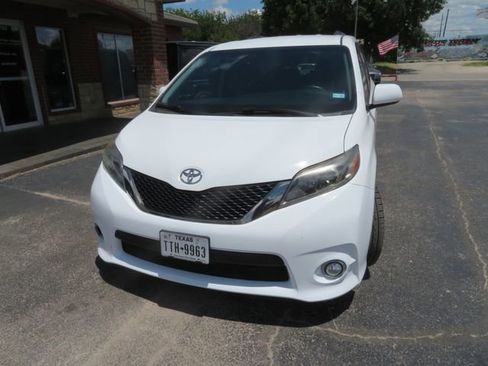 Used 2017 Toyota Sienna SE image 2
