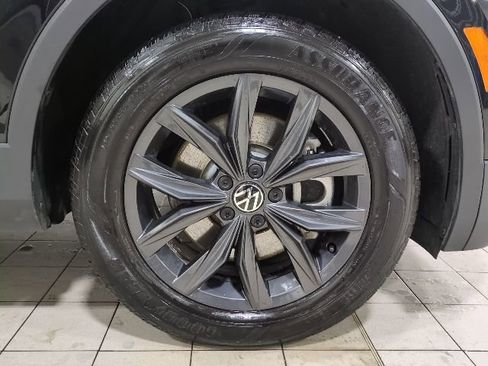 Used 2024 Volkswagen Tiguan SE w/ Panoramic Sunroof Package image 24