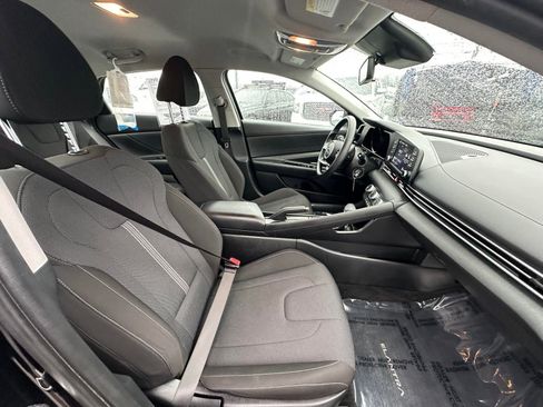 Used 2022 Hyundai Elantra SE image 11