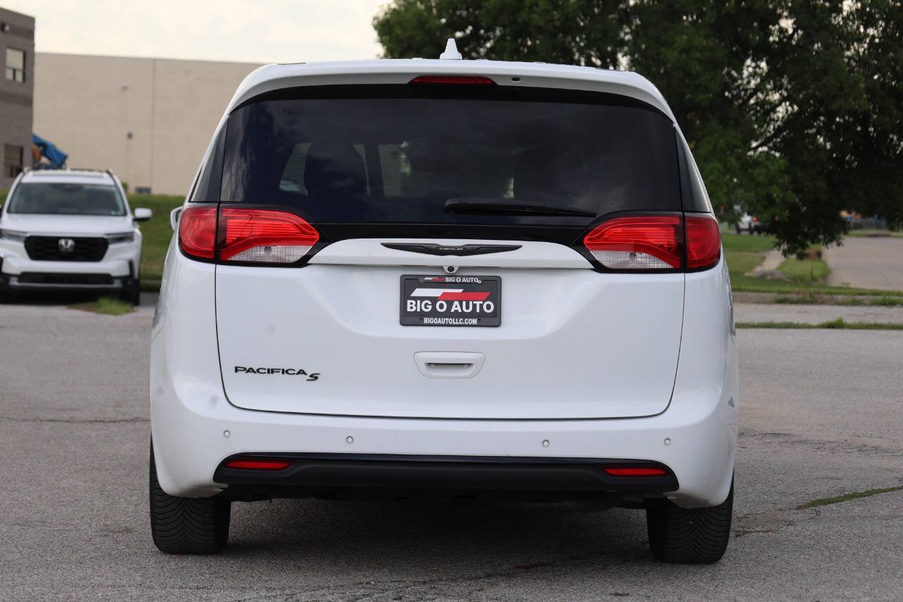 Used 2018 Chrysler Pacifica Touring Plus w/ S Appearance Package FWD image 10