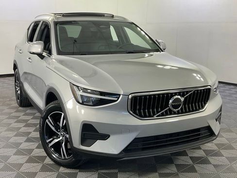 Certified 2025 Volvo XC40 B5 Core AWD/4WD image 37