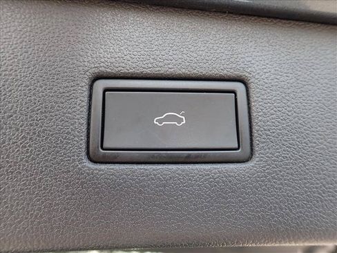 Used 2024 Volkswagen Tiguan SE AWD/4WD image 9