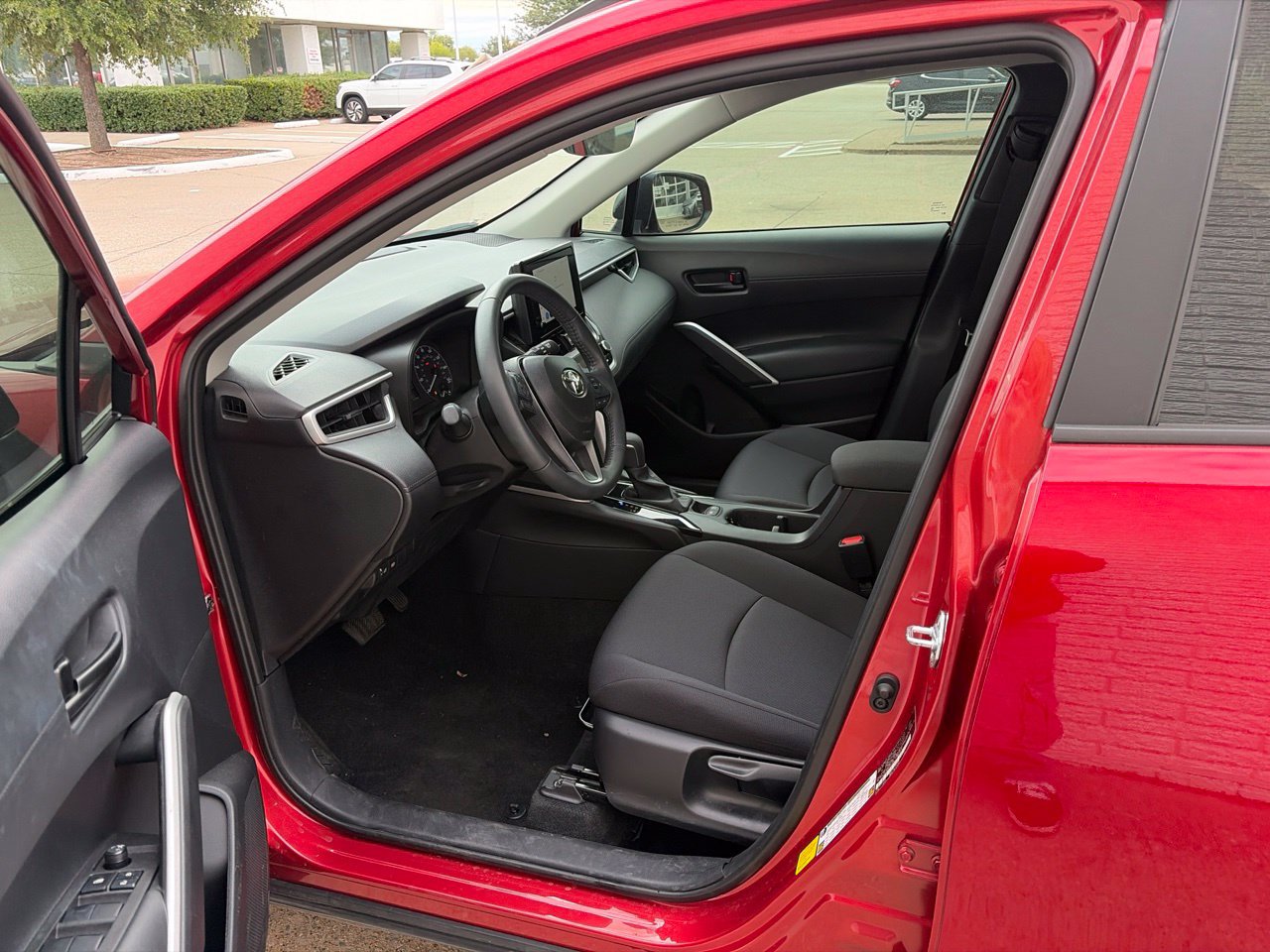 Used 2025 Toyota Corolla Cross LE FWD image 10
