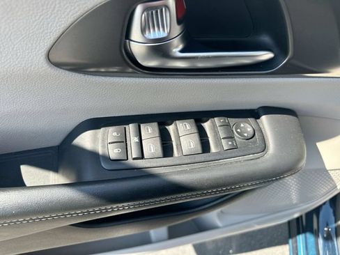 Used 2024 Chrysler Pacifica Touring-L FWD image 15