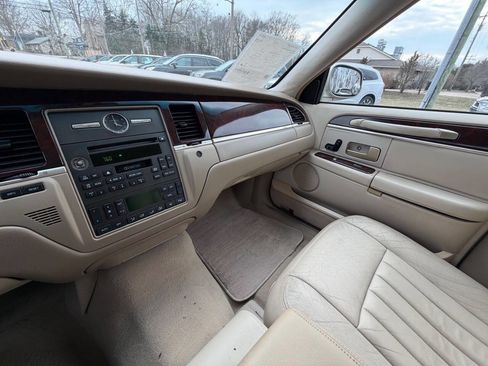 Used 2006 Lincoln Town Car Signature image 21