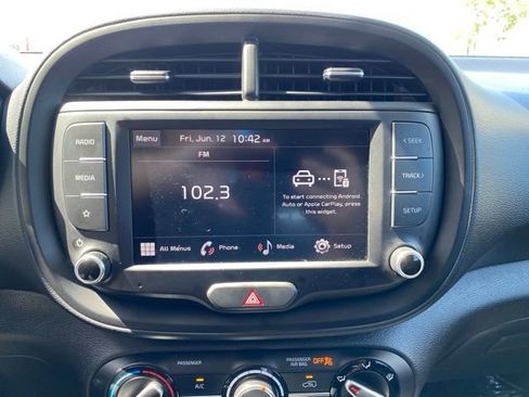 Used 2025 Kia Soul LX w/ LX Technology Package FWD image 7