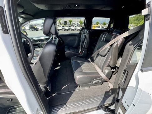 Used 2019 Dodge Grand Caravan GT image 12