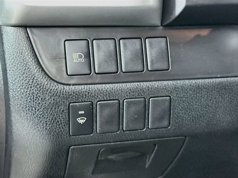 Used 2019 Toyota Highlander LE AWD/4WD image 10