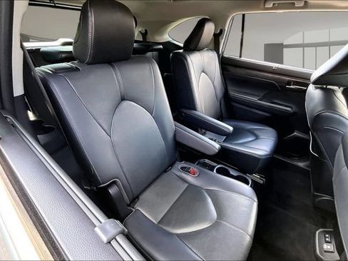 Used 2020 Toyota Highlander Limited FWD image 22
