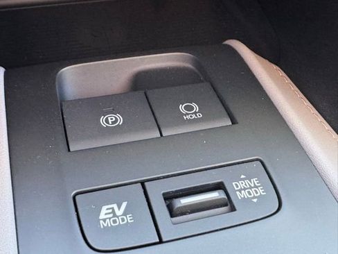 Certified 2023 Toyota Venza LE AWD/4WD image 14