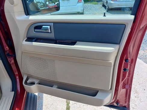 Used 2014 Ford Explorer XLT w/ Equipment Group 202A AWD/4WD image 18