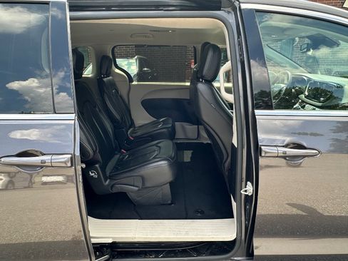 Used 2022 Chrysler Pacifica Touring-L FWD image 16