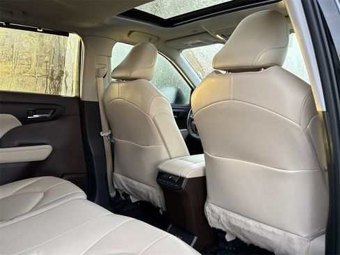 Used 2022 Toyota Highlander XLE image 17