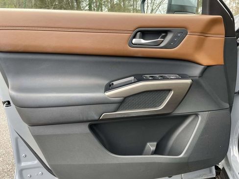 Used 2024 Nissan Pathfinder Platinum image 16