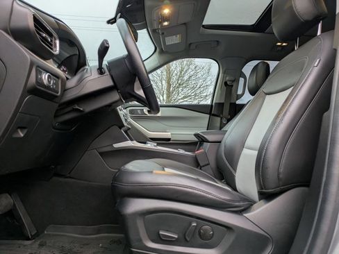 Certified 2022 Ford Explorer XLT w/ Equipment Group 202A image 17