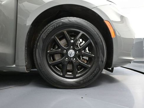 Used 2022 Chrysler Pacifica Touring-L image 16