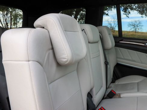 Used 2015 Mercedes-Benz GL 550 4MATIC image 40