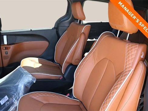 New 2026 Chrysler Pacifica Pinnacle image 16