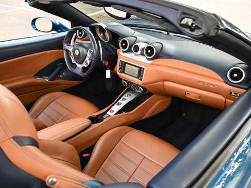 Used 2015 Ferrari California T RWD image 46