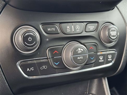 Used 2022 Jeep Cherokee Trailhawk image 19