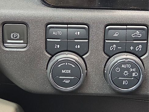 Used 2023 Chevrolet Silverado 1500 ZR2 w/ Technology Package AWD/4WD image 21