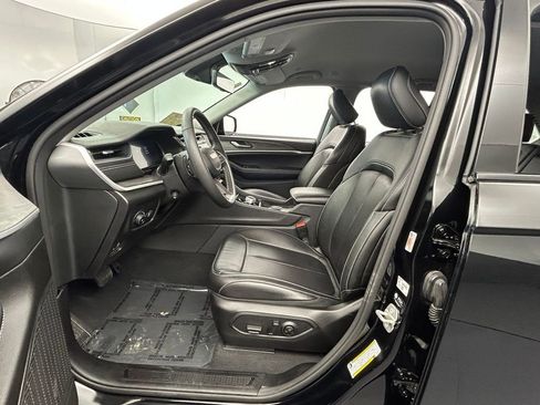 Used 2024 Jeep Grand Cherokee Limited w/ Luxury Tech Group II image 14