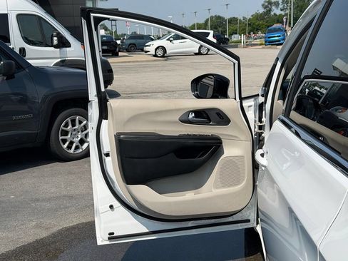 Used 2024 Chrysler Pacifica Touring-L FWD image 17
