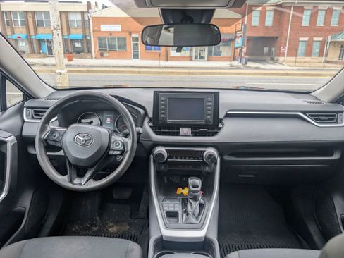Used 2021 Toyota RAV4 LE image 12