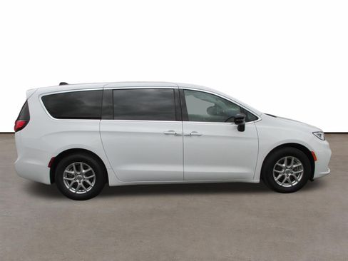 Used 2024 Chrysler Pacifica Touring-L FWD image 2