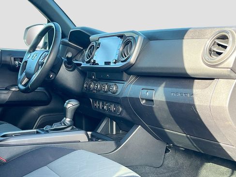 Used 2020 Toyota Tacoma TRD Off-Road w/ Technology Package AWD/4WD image 26