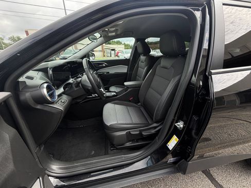 Used 2025 Chevrolet Trax LT w/ LT Convenience Package FWD image 27