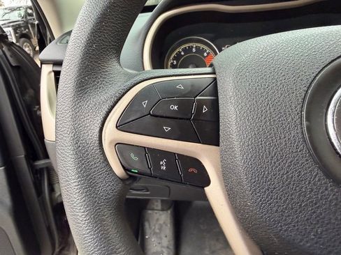 Used 2018 Jeep Cherokee Latitude image 10