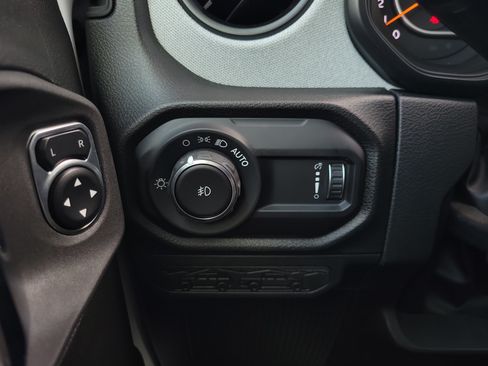 Used 2025 Jeep Wrangler Unlimited Sport AWD/4WD image 28