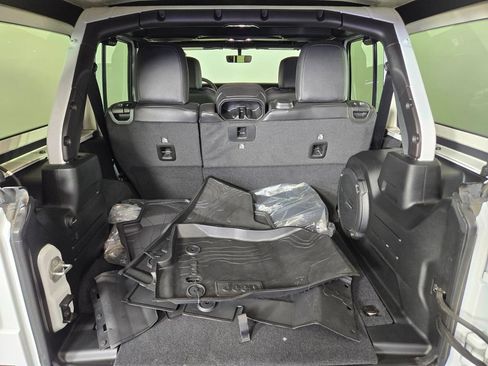 Used 2021 Jeep Wrangler Unlimited Sahara AWD/4WD image 19